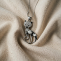 Hopeanvärinen rakkauskissan riipus zirkoneilla