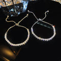 Säädettävä geometrinen rannekoru kivillä