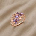 Sormus violettien helmien nipulla